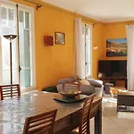 Accueillante Maison Avec Piscine 아파트