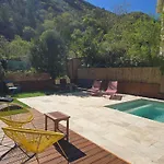 아파트 Accueillante Maison Avec Piscine 디뉴레뱅