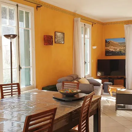 Grande Maison, Piscine Entre Et Montagne Apartment